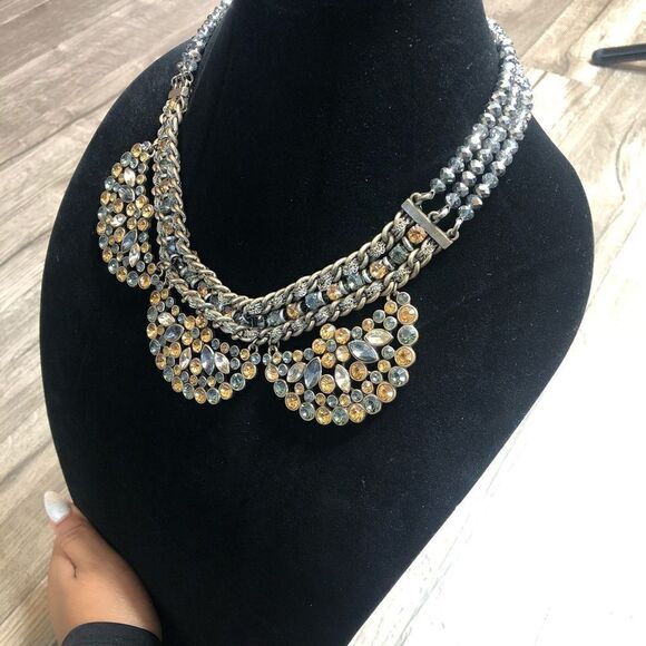 2/$30 Green Gold sparkly beaded necklace - Picture 4 of 7